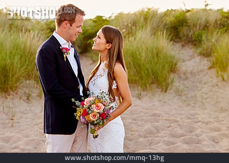 
                Glücklich, Strand, Hochzeitsfoto, Hochzeitspaar                   