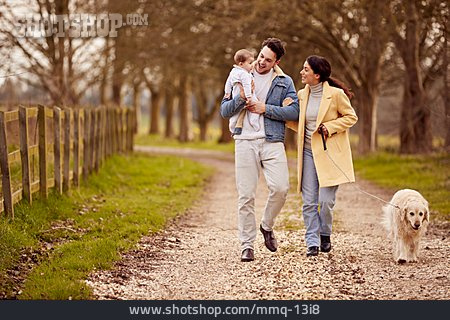 
                Baby, Spaziergang, Hund, Familie                   