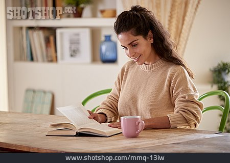 
                Frau, Zuhause, Buch, Lesen                   
