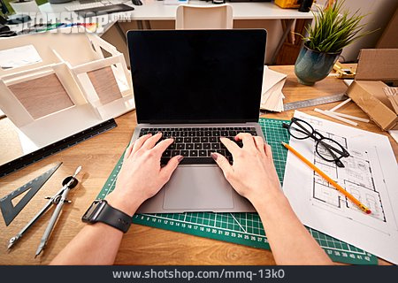 
                Tippen, Laptop, Schreibtisch, Architektin                   