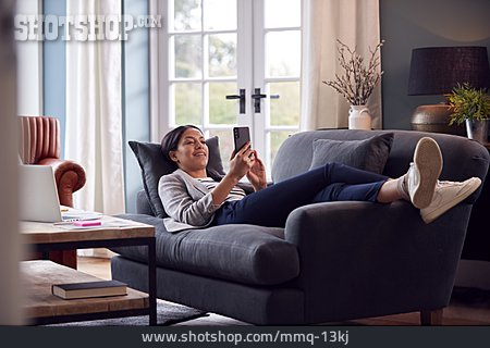 
                Frau, Sofa, Entspannt, Online, Sms                   