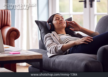 
                Frau, Sofa, Entspannt, Kopfhörer, Musik Hören                   
