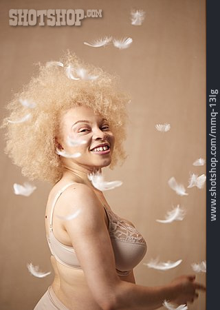 
                Frau, Lächeln, Dessous, Diversität, Body Positivity, Albinismus                   