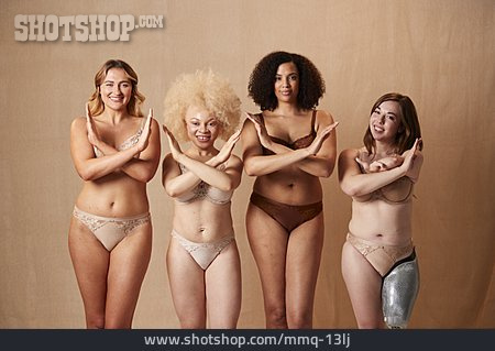 
                Dessous, Solidarität, Weiblichkeit, Prothese, Diversität, Body Positivity, Person Of Color, Albinismus                   