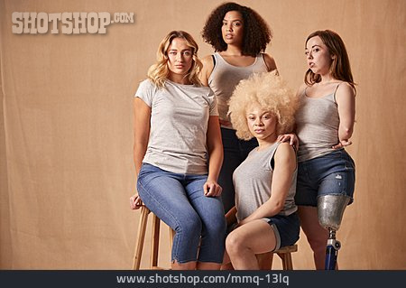 
                Frauen, Prothese, Gruppenbild, Diversität, Body Positivity, Person Of Color, Albinismus                   