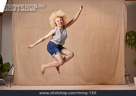 
                Frau, Glücklich, Springen, Albinismus                   
