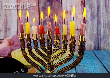 
                Kerzenlicht, Judentum, Chanukkia                   