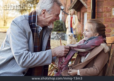 
                Großvater, Kindheit, Verbundenheit, Enkeltochter, Kümmern                   