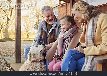 
                Lächeln, Spaziergang, Kindheit, Großeltern, Golden Retriever, Enkeltochter                   