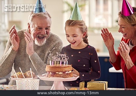
                Kindergeburtstag, Großeltern, Klatschen, Geburtstagskuchen, Enkeltochter, Geburtstagsfeier, Partyhütchen                   