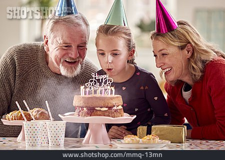 
                Lächeln, Geburtstag, Großeltern, Geburtstagskuchen, Enkeltochter, Geburtstagsfeier, Partyhütchen                   