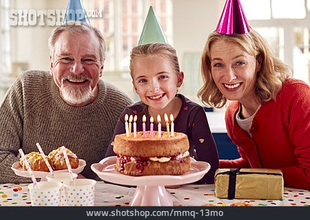 
                Lächeln, Großeltern, Geburtstagskuchen, Enkeltochter, Partyhütchen                   