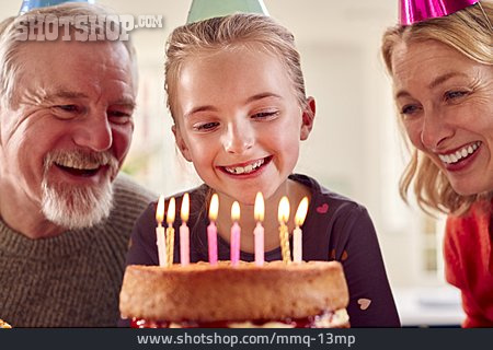 
                Mädchen, Lächeln, Kerzen, Großeltern, Geburtstagskuchen, Enkeltochter                   