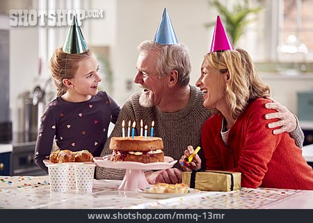 
                Geburtstag, Verbundenheit, Großeltern, Geburtstagskuchen, Enkeltochter, Partyhütchen                   