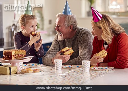 
                Lächeln, Essen, Großeltern, Geburtstagskuchen, Enkeltochter                   