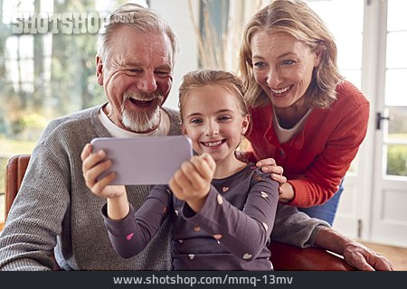 
                Lächeln, Großeltern, Enkeltochter, Selfie                   