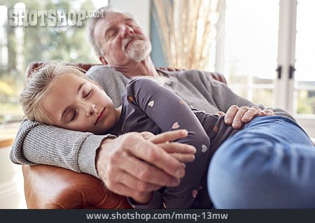 
                Großvater, Schlafen, Entspannt, Geborgenheit, Nickerchen, Enkeltochter                   