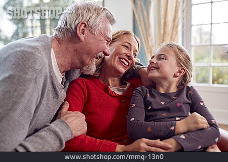
                Glücklich, Kindheit, Umarmung, Großeltern, Enkeltochter                   