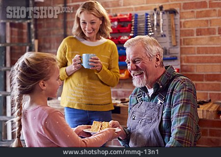 
                Großvater, Kuchen, Werkstatt, Bringen, Enkeltochter                   