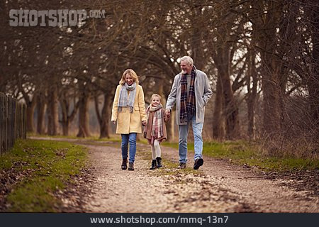 
                Spaziergang, Kindheit, Großeltern, Enkeltochter                   