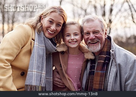 
                Portrait, Spaziergang, Großeltern, Enkeltochter                   
