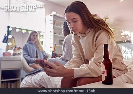 
                Teenager, Zuhause, Bier, Schreiben, Freundinnen, Smartphone                   