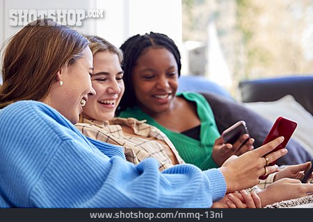 
                Teenager, Lächeln, Zuhause, Zeigen, Internet, Smartphone, Soziale Medien                   