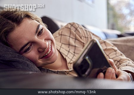
                Teenager, Lächeln, Sofa, Entspannt, Smartphone                   
