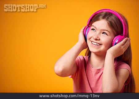 
                Mädchen, Lächeln, Kopfhörer, Musik Hören                   
