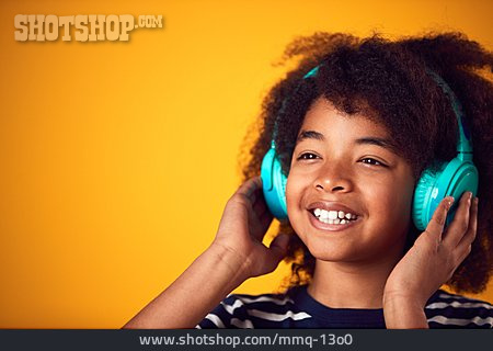 
                Junge, Lächeln, Kopfhörer, Musik Hören, Person Of Color                   