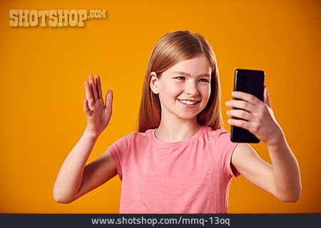 
                Mädchen, Lächeln, Winken, Smartphone, Selfie, Videocall                   