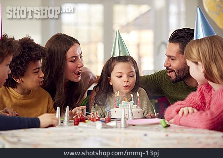 
                Familie, Kinder, Kerzen, Kindergeburtstag, Partyhütchen                   