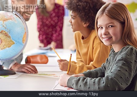 
                Schülerin, Unterricht, Globus                   