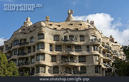 
                Casa Milà, Antoni Gaudí                   