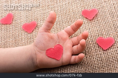 
                Herz, Kinderhand                   