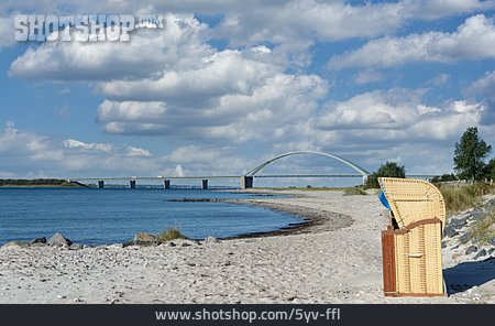 
                Strandkorb, Fehmarnsundbrücke, Ostseestrand                   