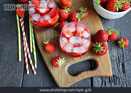 
                Erfrischungsgetränk, Sommergetränk, Erdbeerbowle                   
