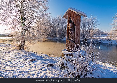 
                Winter, Fluss, Uhu, Holzschnitzerei                   
