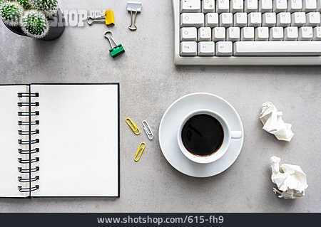 
                Kaffee, Notizblock, Schreibtisch                   
