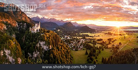 
                Sonnenaufgang, Hohenschwangau, Schloss Neuschwanstein                   