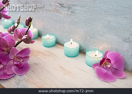 
                Kerzenlicht, Spa, Orchideenblüte                   