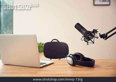 
                Laptop, Schreibtisch, Mikrofon, Podcast                   
