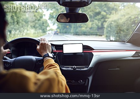 
                Autofahrt, Smartphone, Freisprechanlage, Autofahrerin                   