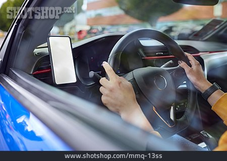 
                Bildschirm, Autofahrt, Smartphone, Freisprechanlage, Autofahrerin                   