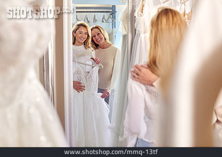 
                Mutter, Tochter, Hochzeitskleid, Brautkleid, Brautmoden, Aussuchen, Modegeschäft                   