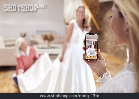 
                Mutter, Fotografieren, Tochter, Hochzeitskleid, Brautmoden, Aussuchen, Modegeschäft                   