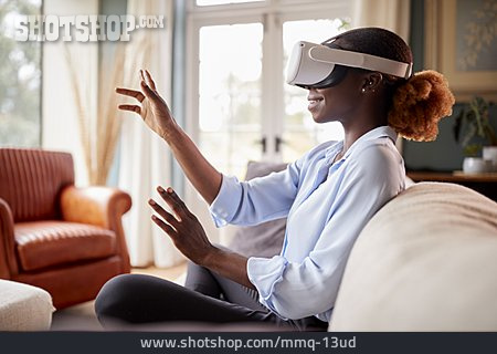 
                Zuhause, Virtuelle Realität, Videobrille, Person Of Color                   
