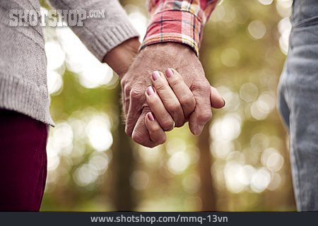 
                Zusammenhalt, Hand In Hand, Verbundenheit, Seniorenpaar                   