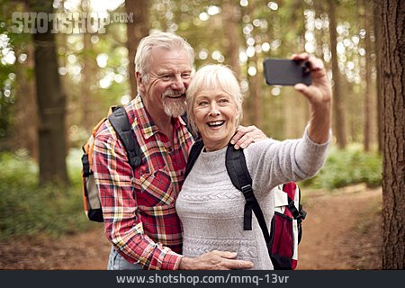 
                Wandern, Umarmung, Seniorenpaar, Selfie                   