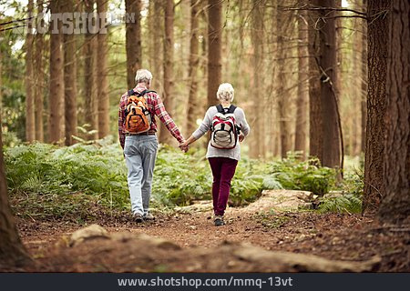 
                Natur, Hand Halten, Wandern, Seniorenpaar                   